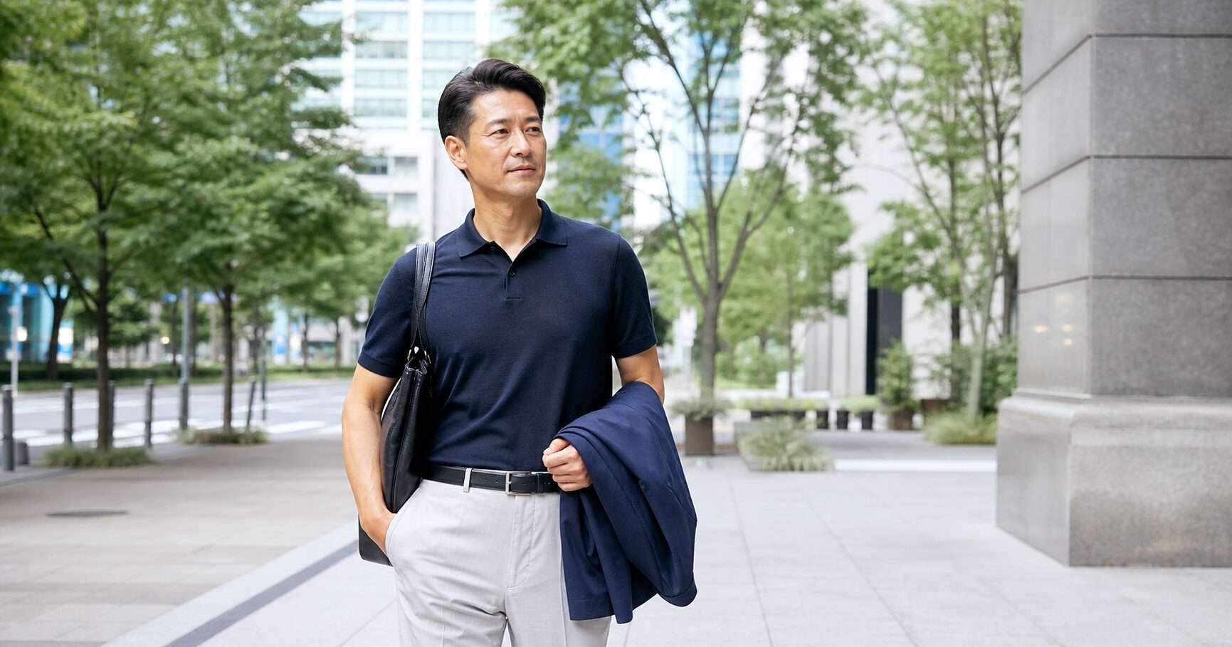 夏の札幌で襟付きトップスと薄手ジャケットを合わせたビジネスカジュアルの男性
